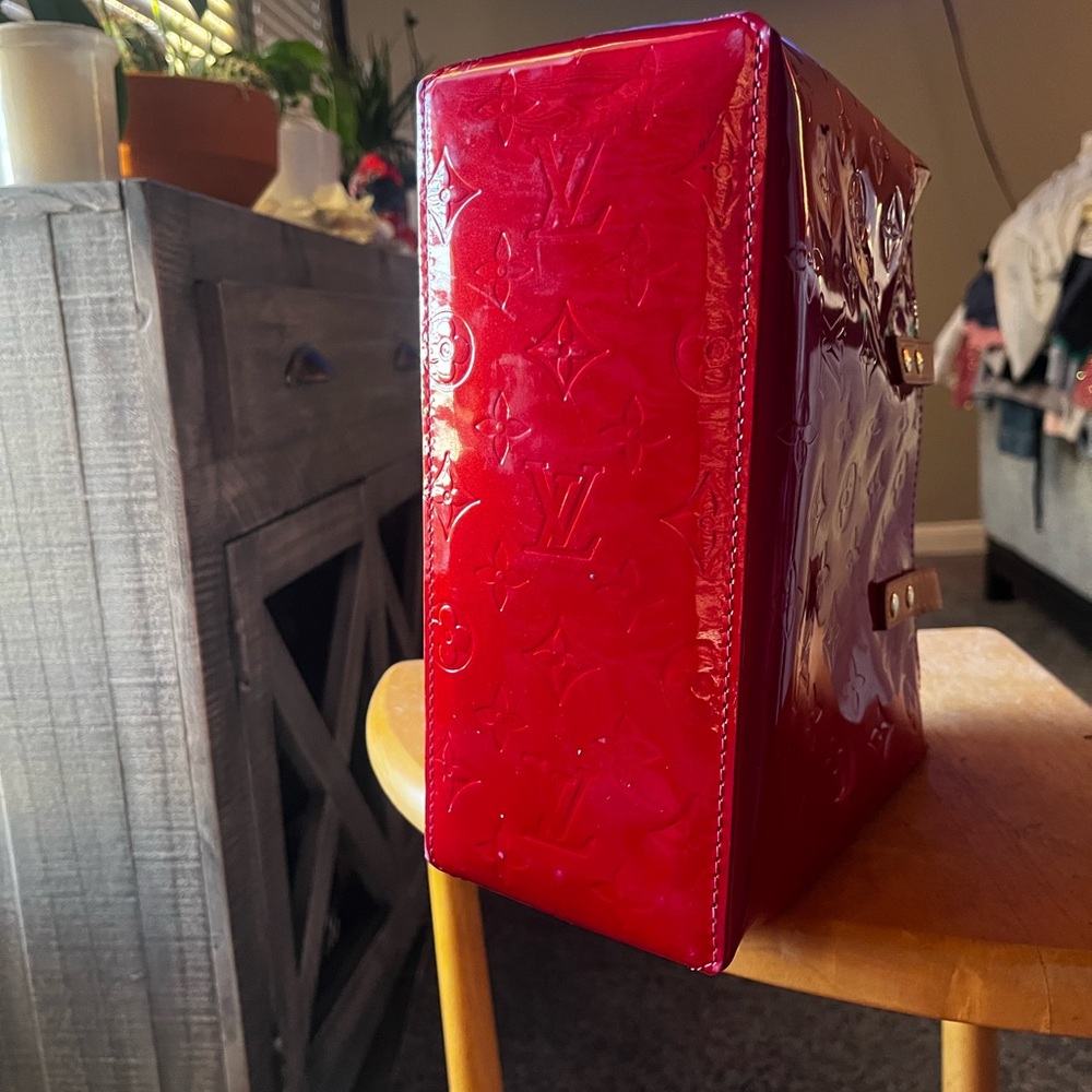 RED LV PURSE GREAT CONDITION - Picture 3 of 8